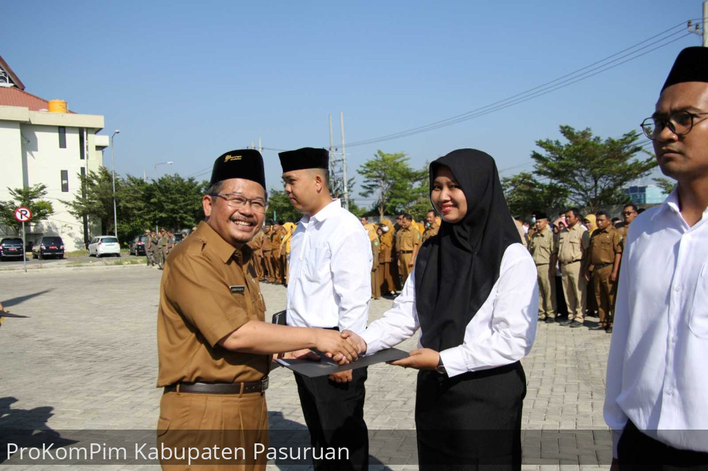 Apel Pagi Bersama ASN Pemkab Pasuruan, Pj. Bupati Andriyanto Serahkan SK Pengangkatan kepada 32 PPPK Jabatan Fungsional Tenaga Teknis Hasil Optimalisasi TA 2022