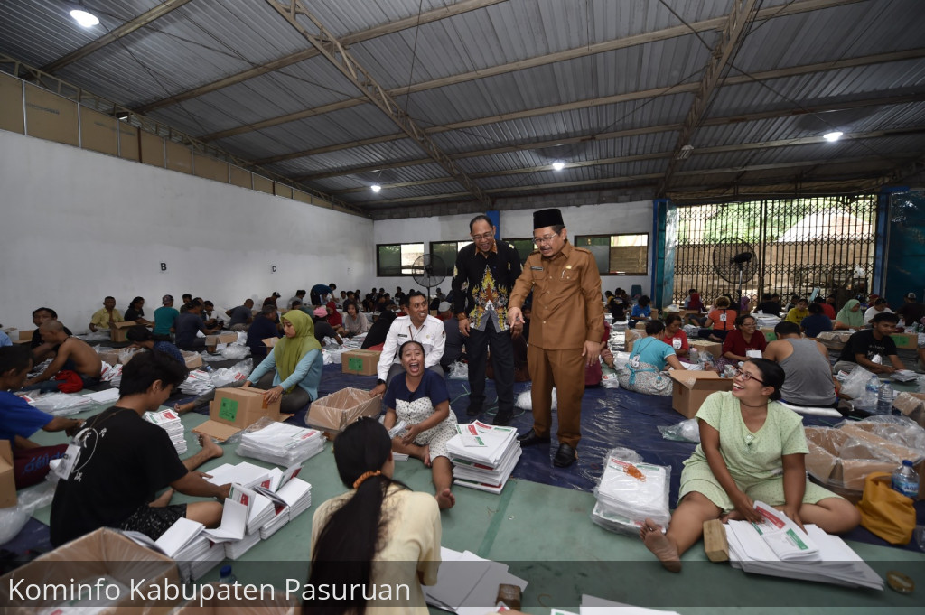Sortir dan Pelipatan Surat Suara di Gudang KPU Kabupaten Pasuruan Capai 70%
