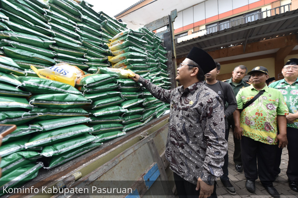 Pemkab Pasuruan Gelar Operasi Pasar. Pj Bupati Andriyanto minta pedagang tak jual beras SPHP di atas HET