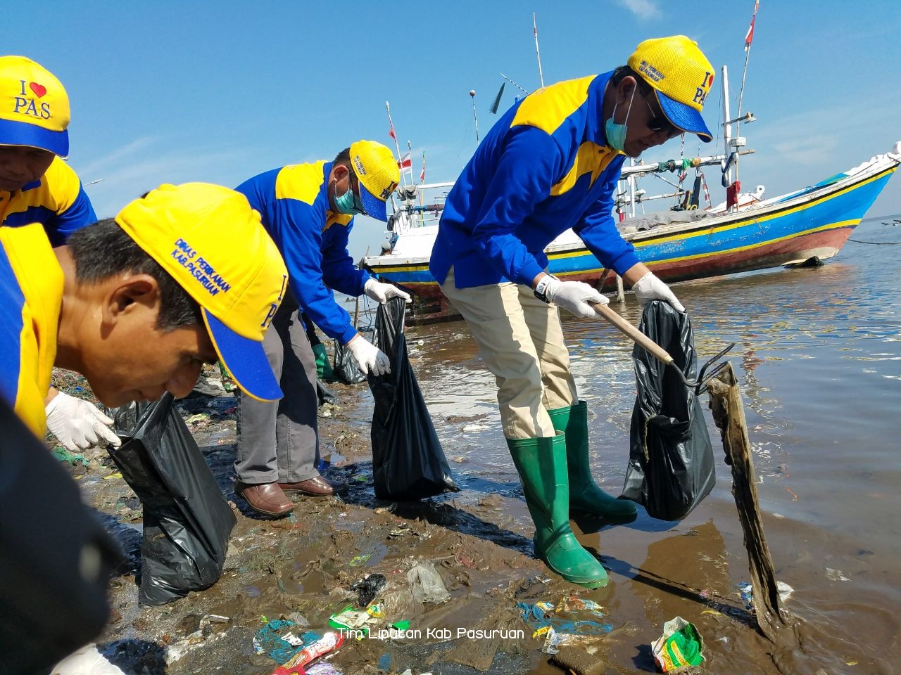 Masih Banyaknya Sampah Berserakan, Bupati Irsyad Yusuf Ajak Masyarakat Bersih-Bersih Pantai
