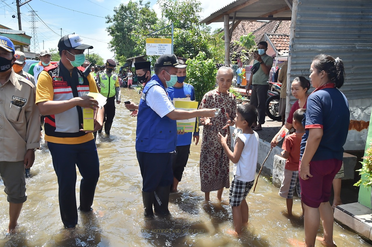 Wakil Bupati Pasuruan, Gus Mujib Imron Salurkan Bantuan Mie Instant, Nasi Bungkus dan Makanan Siap Saji untuk Warga Terdampak Banjir
