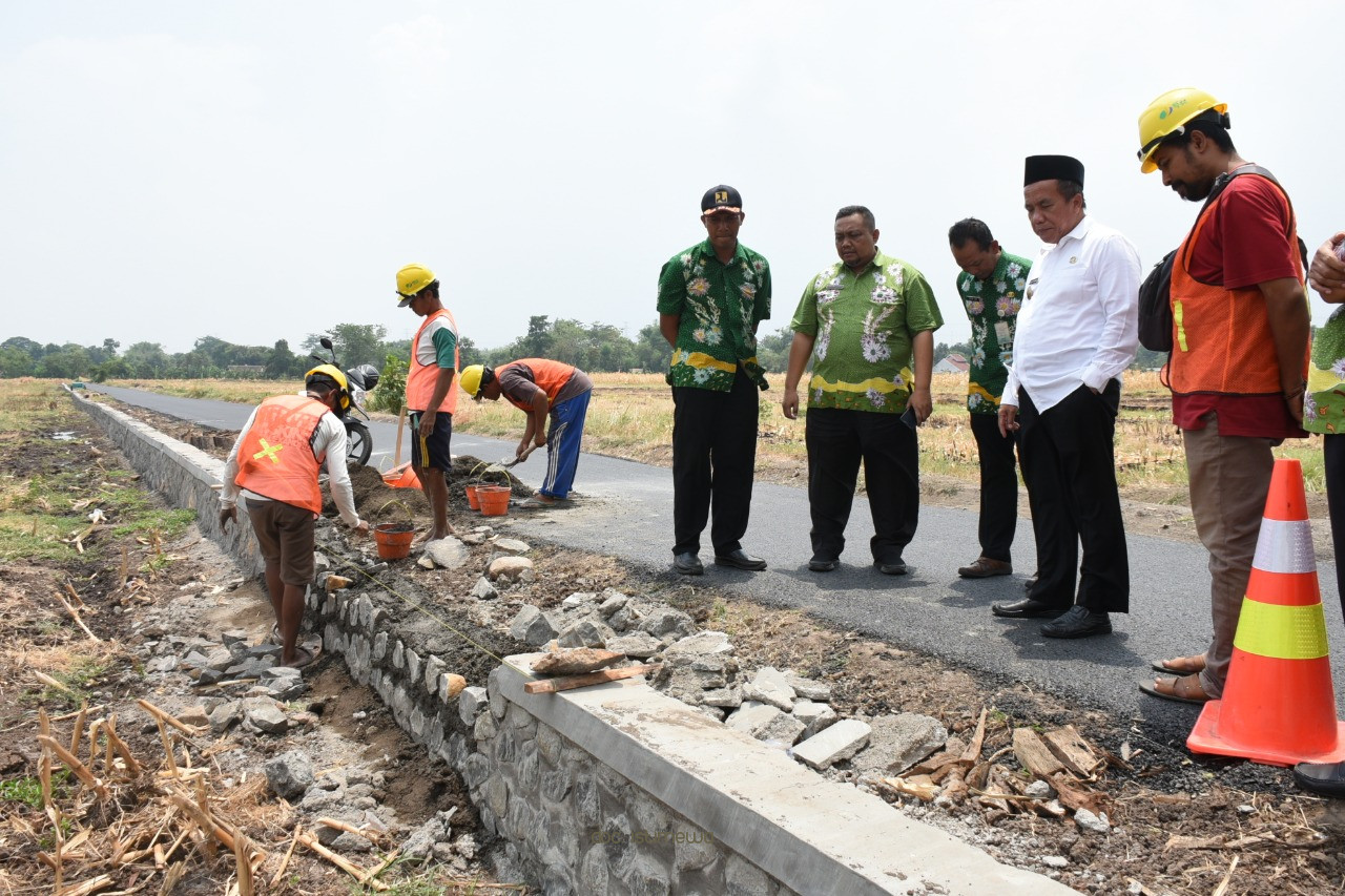 Wabup Mujib Imron Sidak Proyek Peningkatan Jalan di Kabupaten Pasuruan  