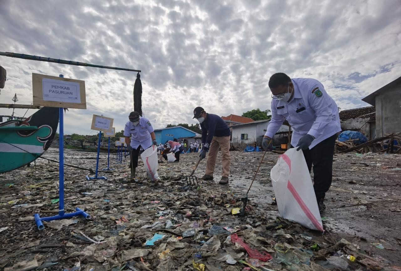 Kurangi Sampah di Laut, Galakkan Beach Clean Up di Lekok