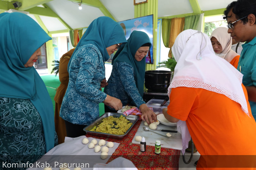Tingkatkan Angka Konsumsi Ikan, Puluhan Ibu-Ibu Diajak Masak Bakpao dan Empek-Empek Ikan