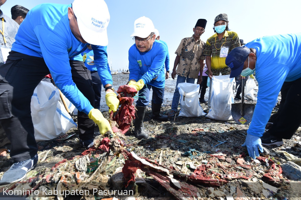 Pimpin Bersih-Bersih Sampah, Pj Bupati Andriyanto Minta Warga Tak Buang Plastik di Laut