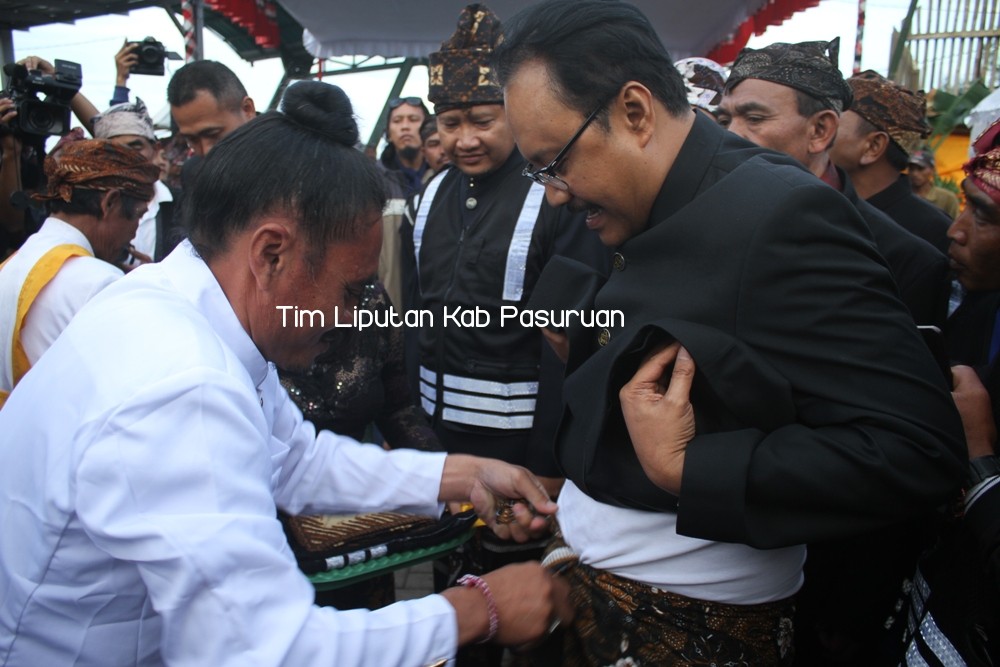 GUS IPUL DAN GUS IRSYAD DIKUKUHKAN SEBAGAI PECALANG TENGGER