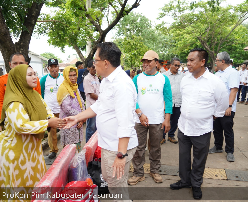 Kunjungi Daerah Terdampak Angin Puting Beliung di Kecamatan Lekok, Pj. Gubernur Jatim Distribusikan Bantuan dan Instruksikan Perbaikan Bangunan Rusak