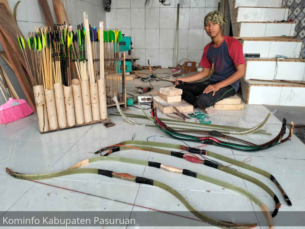 Yahya Aziz. Atlet Panahan Kabupaten Pasuruan Produksi Sendiri Panah dan Anak Panah Untuk Lomba