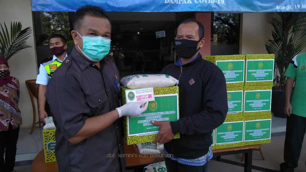 Patut Dicontoh. Pegawai PN Bangil Sisihkan THR untuk Sembako Warga Terdampak Covid-19