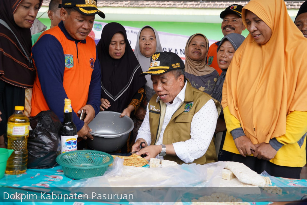 Tinjau Dapur Umum. Wabup Mujib Imron Ikutan Buat Nasi Bungkus