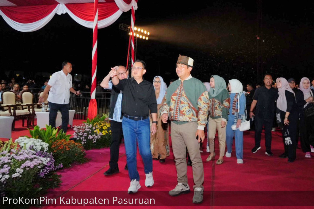 PJ. Bupati Nurkholis Hadiri Jatim Phoria Bersama Pj. Gubernur Jatim di Taman Candra Wilwatikta