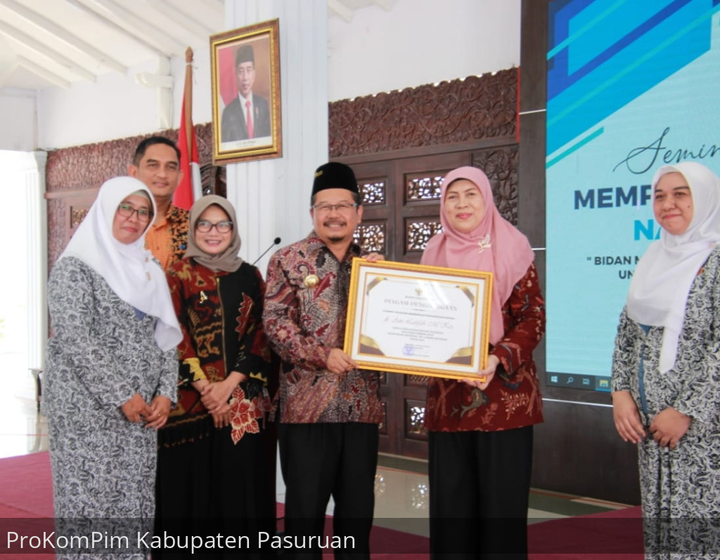 Peringati Hari Gizi Nasional ke-64, Pj. Bupati Pasuruan Anugerahkan Penghargaan Kepada Kadinkes dan Nakes Berprestasi