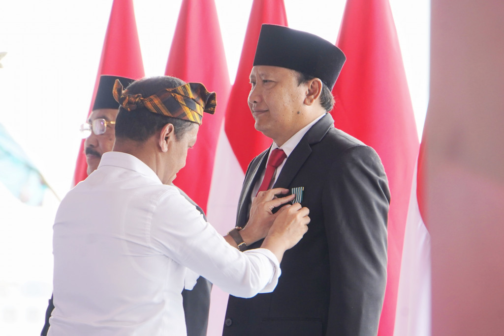 Kembangkan NIKU IKAN MAS, Kepala Daerah Raih Satyalancana Wira Karya Dari Kepala Negara