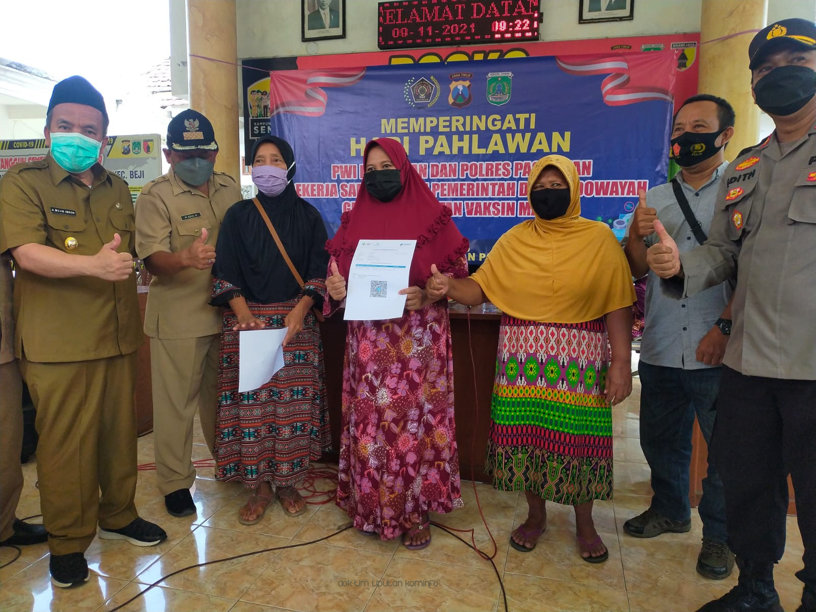 Sambut Hari Pahlawan, PWI Pasuruan Gelar Vaksinasi Massal dan Bansos Beras 