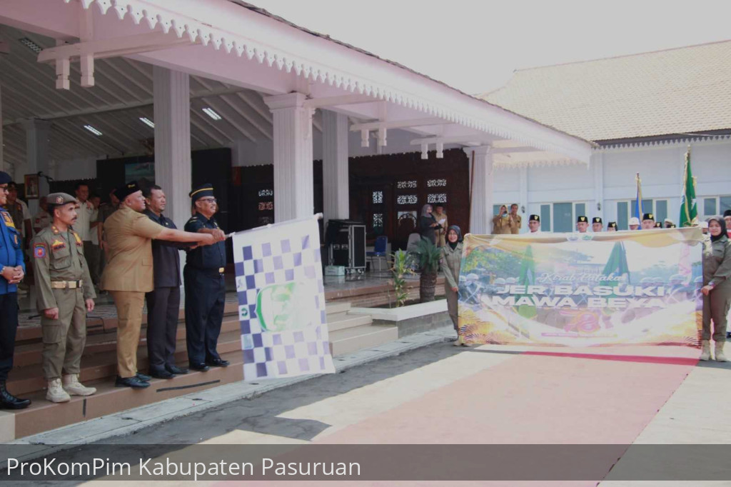 Sambut Peringatan Hari Jadi Provinsi Jatim ke-78, Sekda Kabupaten Pasuruan Pimpin Upacara Penerimaan dan Pemberangkatan Kirab Pataka Jer Basuki Mawa Beya
