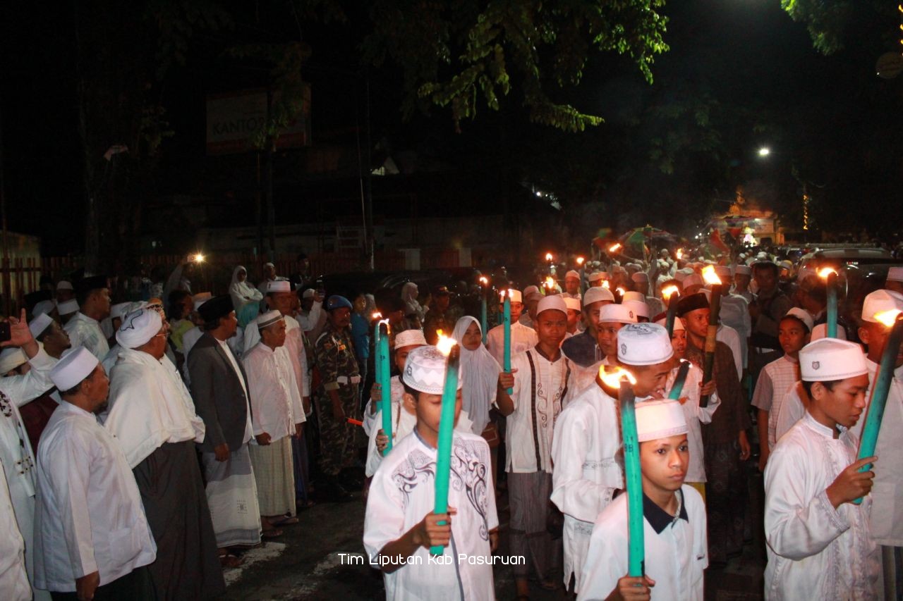 Peringati Maulud Nabi Muhammad SAW, Ribuan Umat Muslim Khusyuk Ikuti Bangil Bersholawat