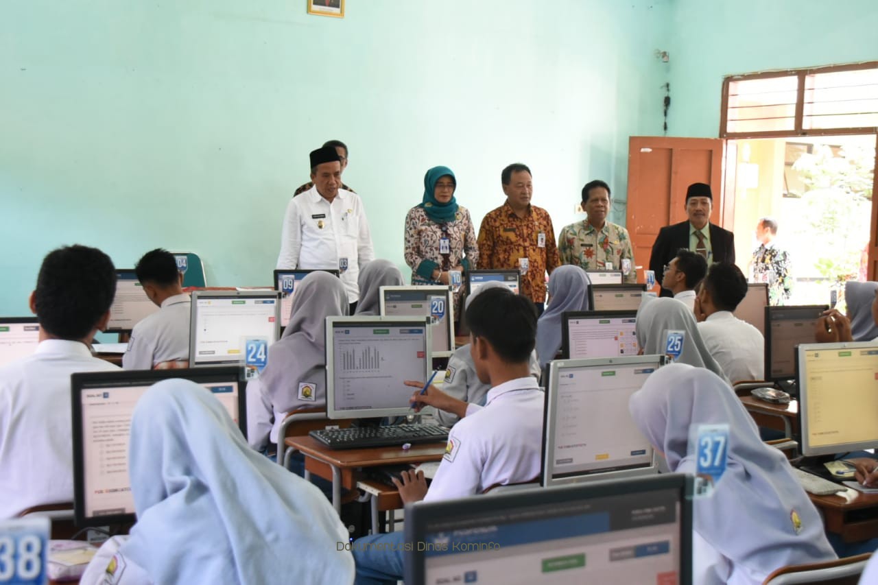 Hari Kedua UNBK, Wabup Mujib Sidak 2 SMA 