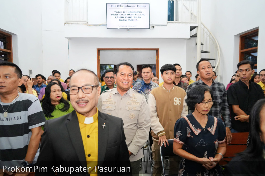 Pantau Misa Natal 2024, Pj. Bupati Nurkholis Sapa Jemaat Gereja Di Kecamatan Pandaan dan Prigen