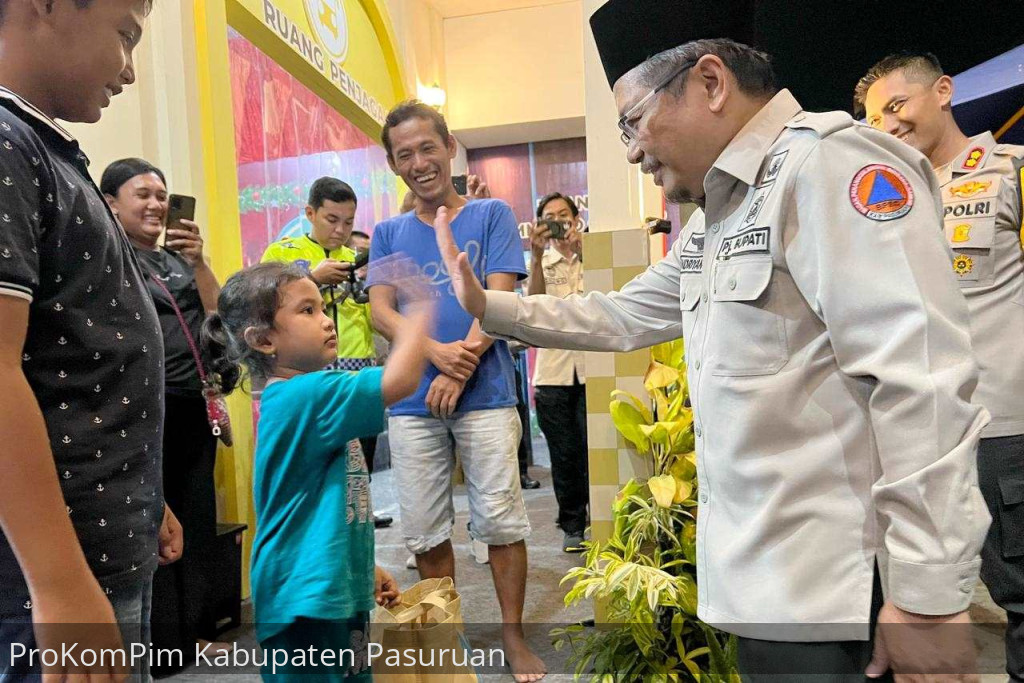 Pastikan Kondusifitas Kamtibmas Pergantian Malam Tahun Baru 2024, Pj. Bupati Pasuruan Pantau Patroli Skala Besar Bersama Kapolres Pasuruan