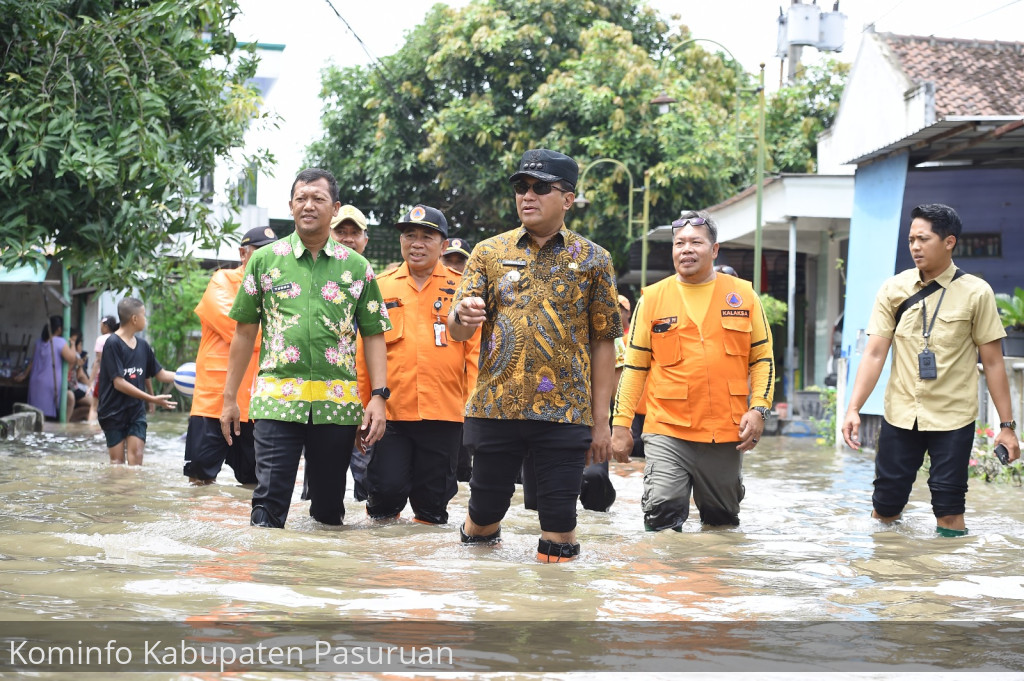 Banjir di Gempol dan Beji, Pj Bupati Nurkholis Sambangi Warga Terdampak Sembari Salurkan Bantuan