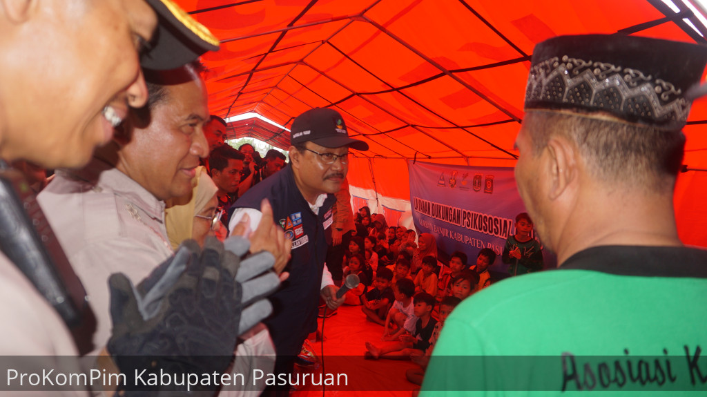 Kunjungi Tenda Pengungsi Di Dusun Bandaran Kecamatan Rejoso, Menteri Sosial Pastikan Kebutuhan Warga Terdampak Banjir Terpenuhi