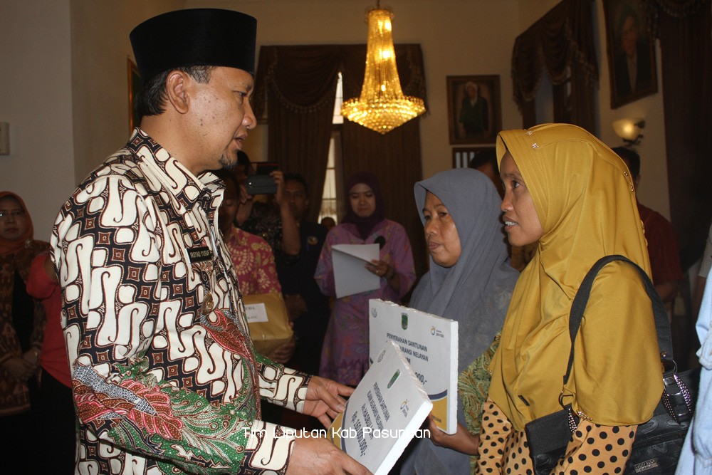 Bupati IrsyadYusuf Serahkan Santunan Kematian Untuk 2 Nelayan Kabupaten Pasuruan Yang Meninggal Dunia