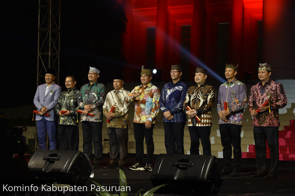 Pj Bupati Nurkholis Sematkan Lencana Emas Guna Karya Sarana Bhakti Pada Pendahulu Kabupaten Pasuruan