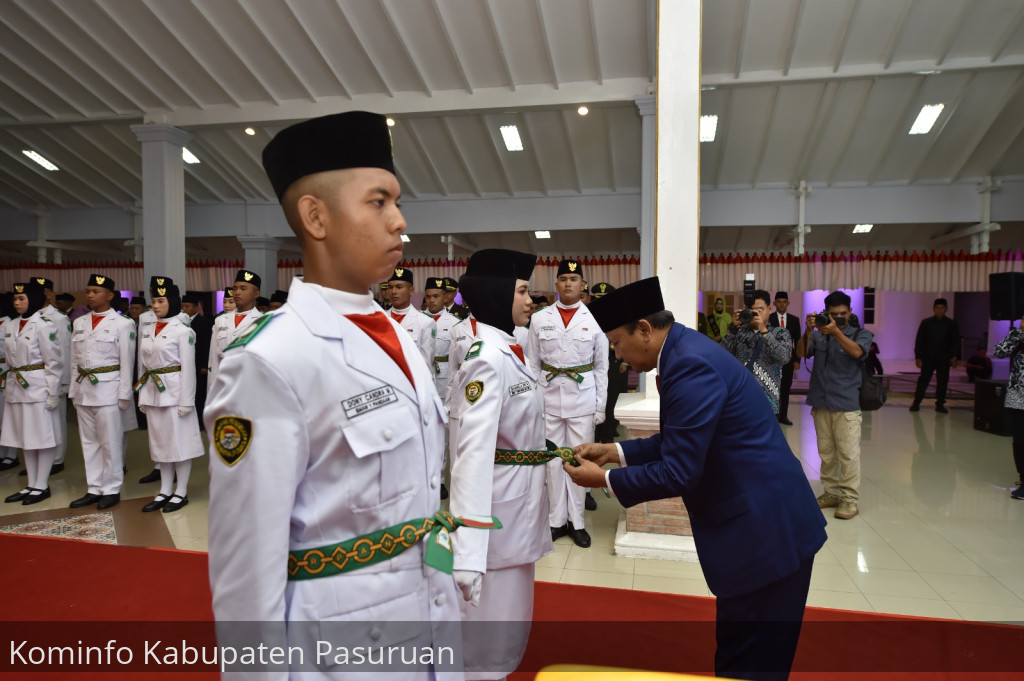 Kukuhkan 76 Paskibraka, Bupati Irsyad: Saya Titip Satu Saja. Kibarkan Sang Saka Merah Putih Dengan Sempurna