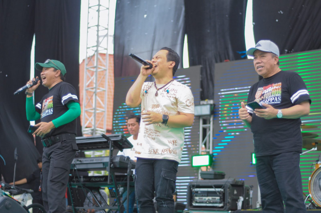 Kerja Bakti Kantor Raci, Karyawan Pemkab Pasuruan Dihadiahi Band Wali