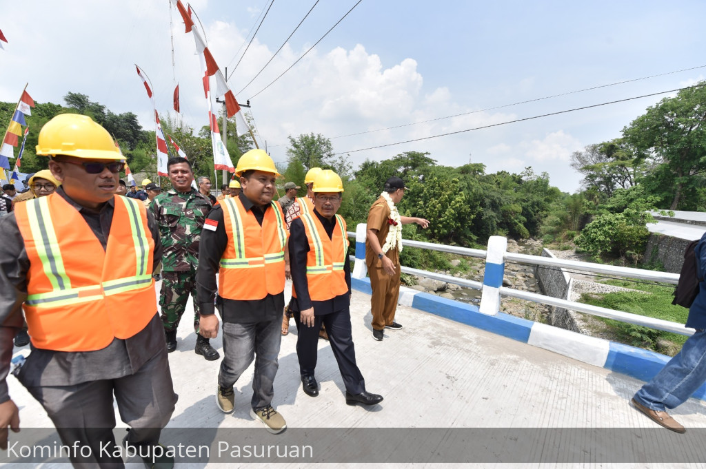 2 Tahun Terputus. Jembatan Ngipik di Desa Sumbersuko Kini Bisa Dilewati