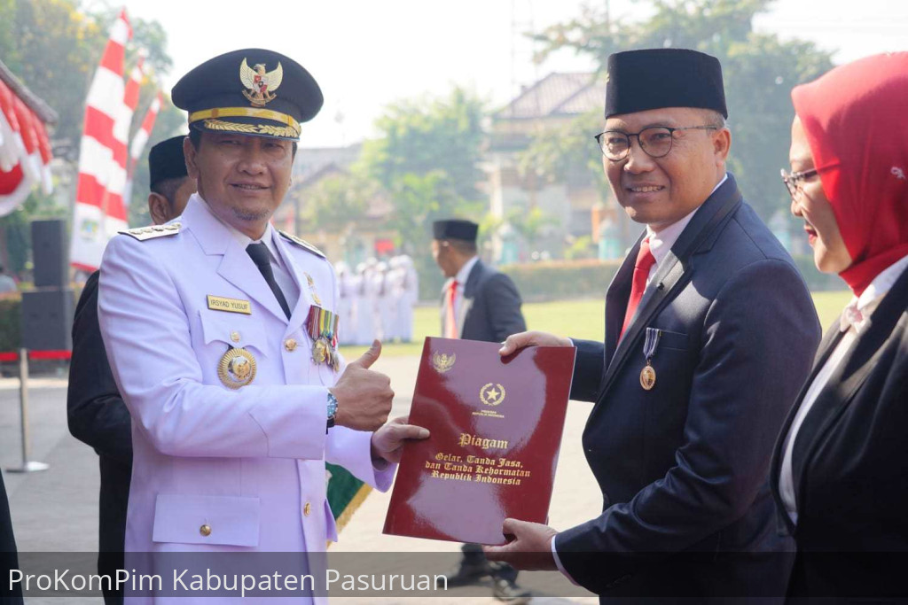 Kepala Daerah Sematkan Satyalancana Karya Satya Kepada Abdi Negara di Lingkungan Pemkab Pasuruan