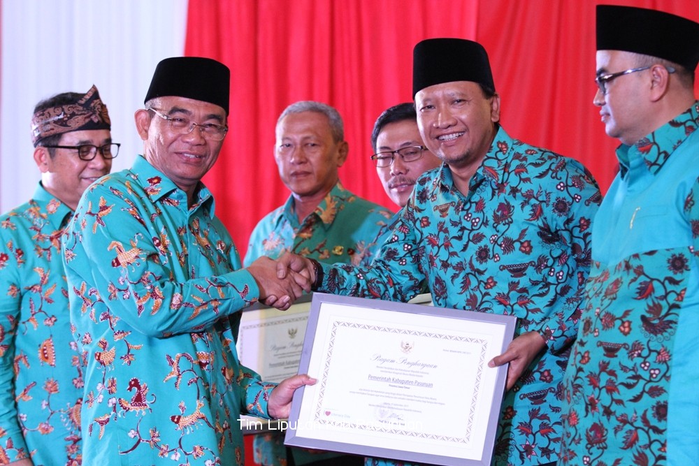Tuntaskan Buta Aksara, Bupati Irsyad Yusuf Terima Penghargaan Aksara Madya 2017
