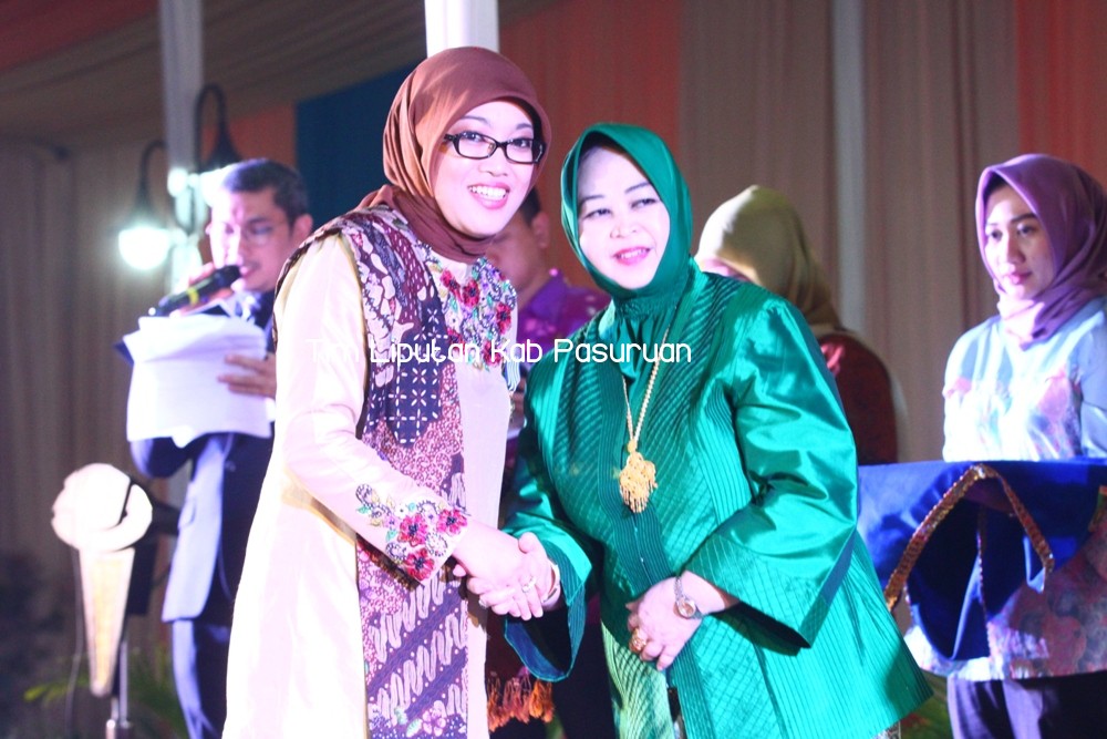 Ketua TP PKK Kabupaten Pasuruan, Ny Lulis Irsyad Yusuf Dianugerahi Tanda Kehormatan Manggala Karya Kencana Tahun 2017