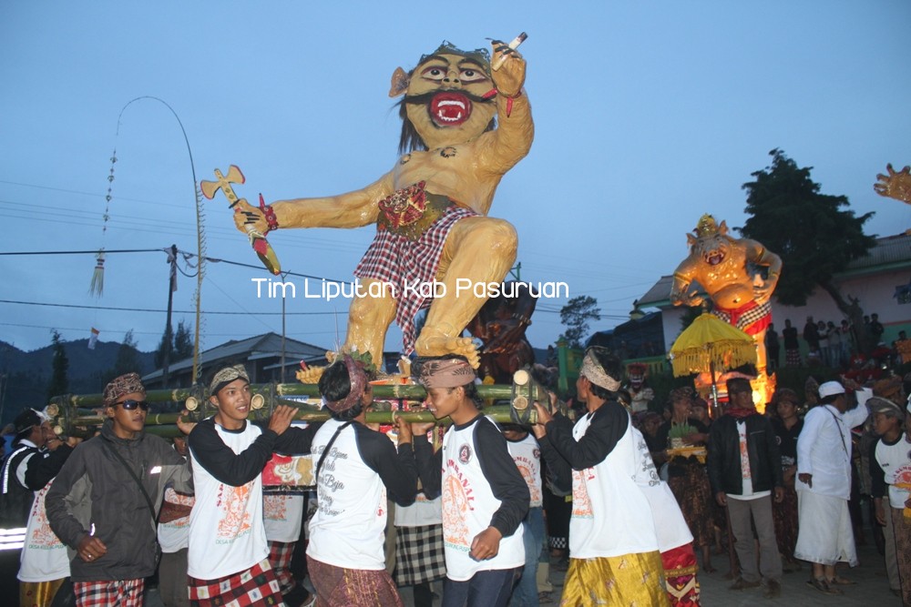 JELANG HARI RAYA NYEPI 1939 SAKA, RIBUAN WARGA TENGGER ARAK 40 OGOH-OGOH