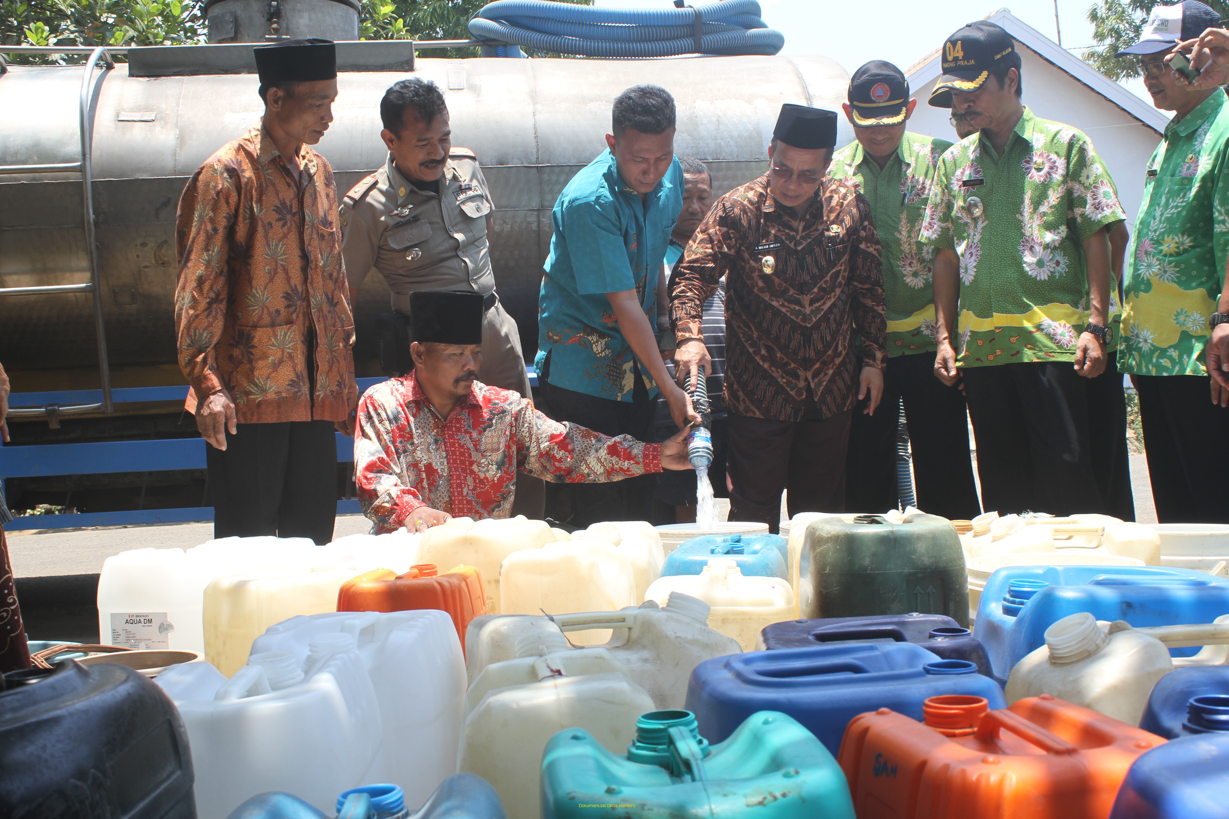 Pastikan Dropping Air Bersih Tepat Sasaran, Wabup Mujib Imron Kunjungi Daerah Terdampak Kekeringan