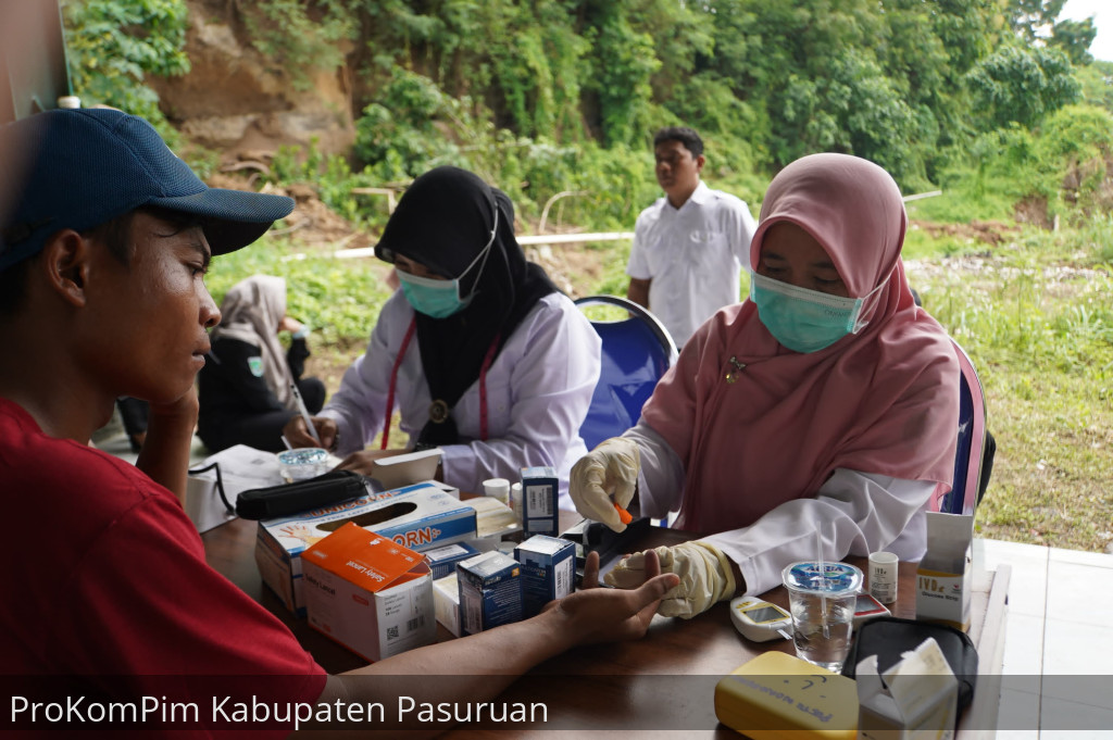 Hari Peduli Sampah Nasional 2025, Pemkab Pasuruan Gelar Pemeriksaan Kesehatan Gratis Dan Bagikan Sembako Kepada Warga TPA Wonokerto