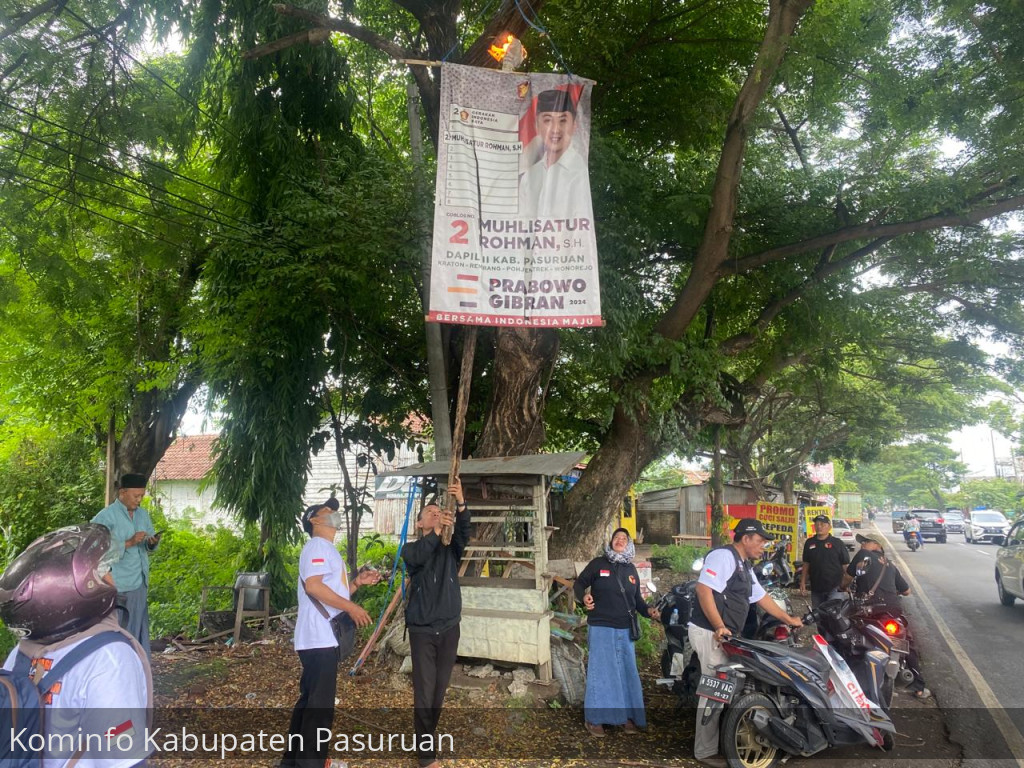 Masa Tenang. Bawaslu Kabupaten Pasuruan Turunkan APK Peserta Pemilu 2024