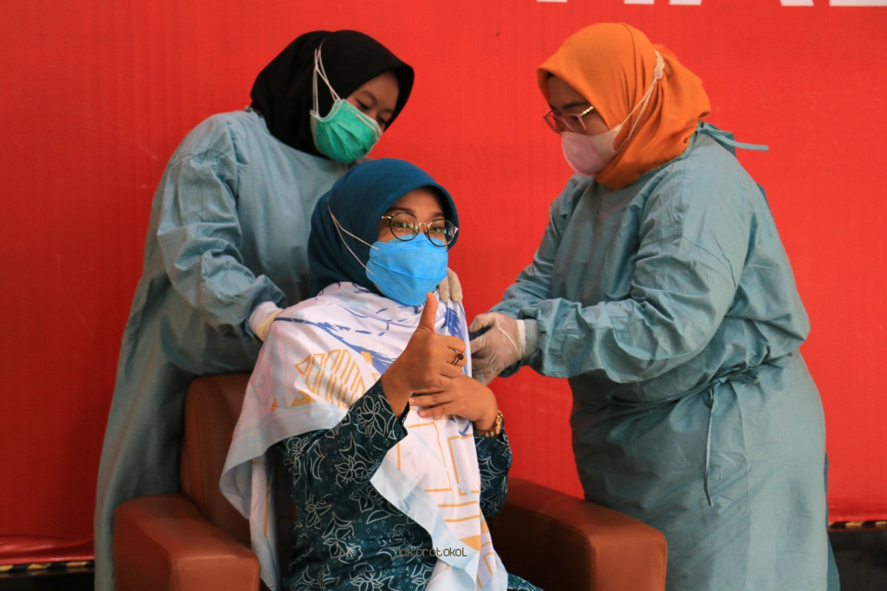 Ketua TP PKK Kabupaten Pasuruan, Ny Lulis Irsyad Yusuf dan Puluhan Pengurus, Divaksin