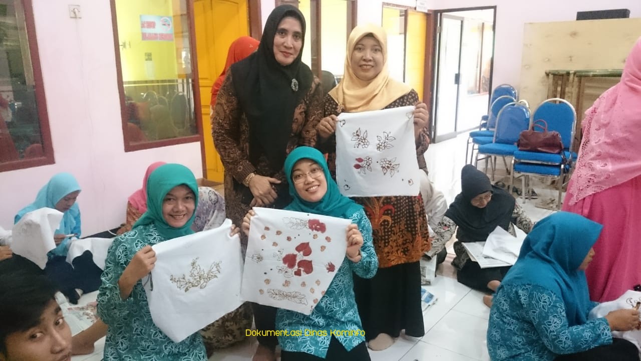 TP PKK Kabupaten Pasuruan Ajak Ibu-Ibu Pesisir Ikut Membatik "Kelor"