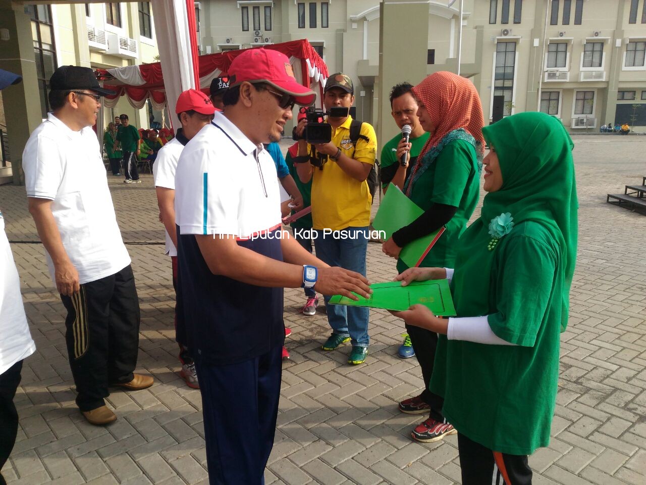 BERTAHAN DARI PERAMPASAN SEPDA MOTOR, 2 GURU SD DAPAT PIAGAM DAN TALI ASIH DARI BUPATI IRSYAD
