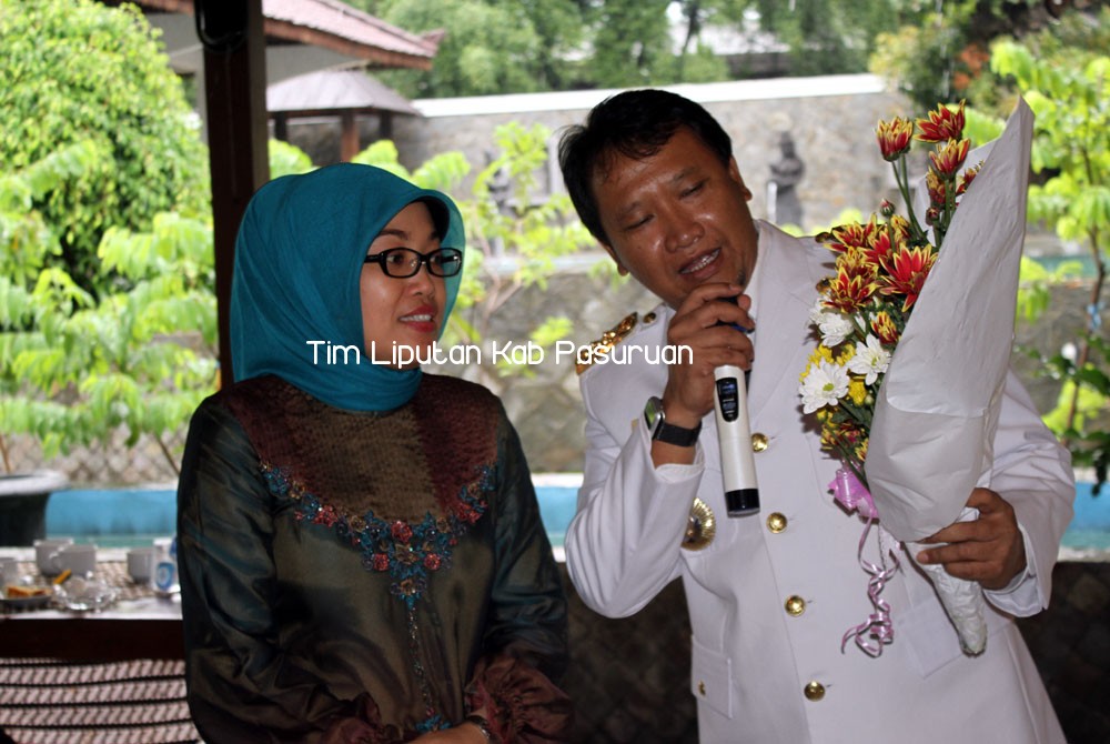 SURPRISE!!!!!...BUPATI IRSYAD BERI SEIKAT BUNGA KRISAN UNTUK ULTAH SANG ISTRI