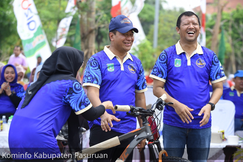 HUT KORPRI ke 53, Pj Bupati Nurkholis Bagi Hadiah dan Senam Bareng Ribuan Karyawan Pemkab Pasuruan