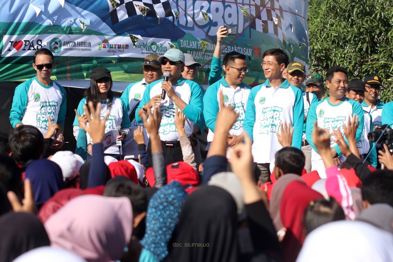 Puluhan Ribu Warga Ikuti Jalan Sehat Stop Rokok Illegal