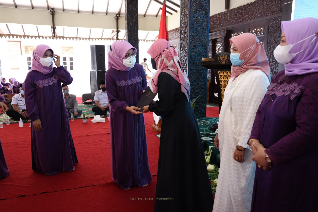 Halal Bihalal, Ketua TP PKK Kabupaten Pasuruan, Ny Lulis Irsyad Serahkan Tali Asih Istri Dari Pejabat Yang Meninggal Dunia 
