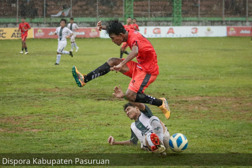 Hujan Deras. Persekabpas Versus Mitra Surabaya Berakhir Imbang 2-2