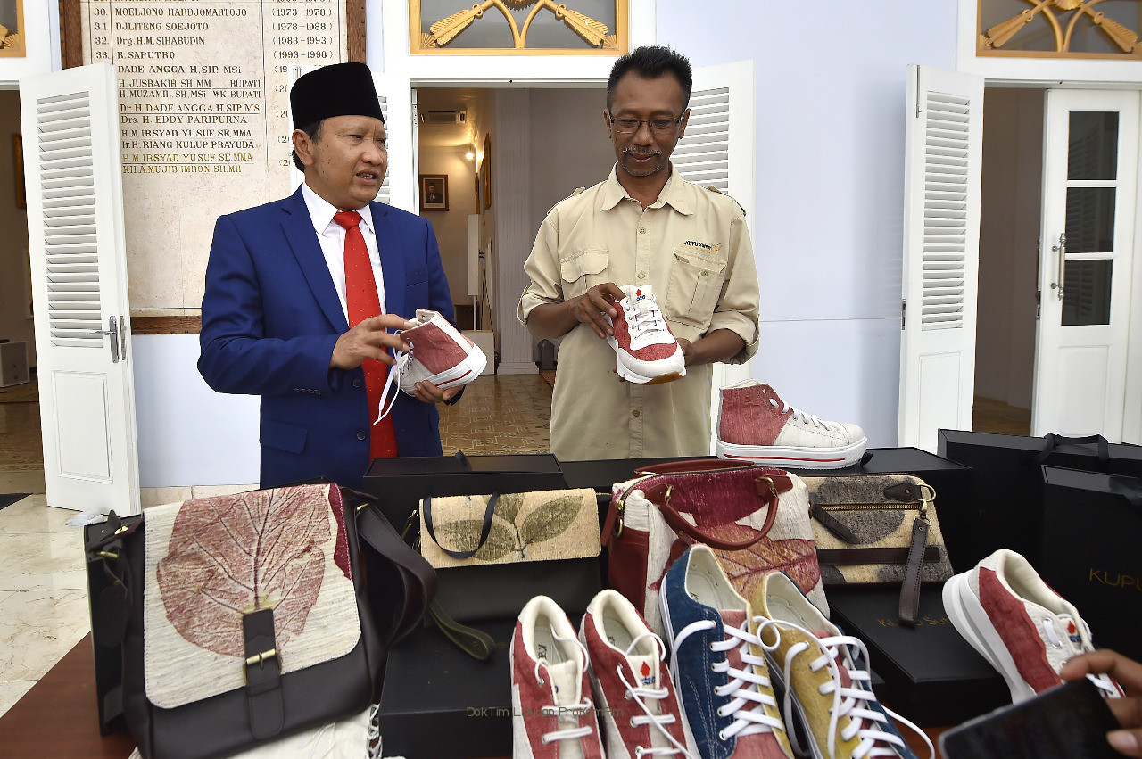 Sepatu Sutra Pengrajin Purwodadi Terpilih Ikut Pameran KTT G20. Bupati Irsyad Yusuf Tegaskan Akan Jadikan Produk Unggulan Khas Kabupaten Pasuruan