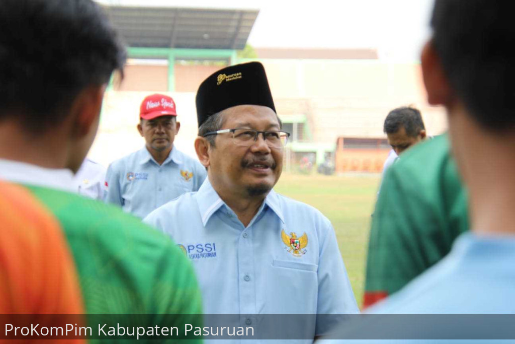 Tinjau Latihan Persekabpas, Pj. Bupati Andriyanto Motivasi Pemain Agar Totalitas Berjuang Jaga Integritas