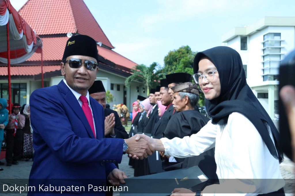 Usai Upacara Peringatan Hardiknas 2023, Bupati dan Wakil Bupati Serahkan 190 SK PPPK TA 2022