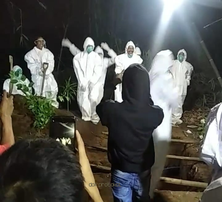 Satgas Penanganan Covid-19 Kabupaten Pasuruan Beri Pembinaan Relawan Yang Berjoged Di Tengah Area Pemakaman 