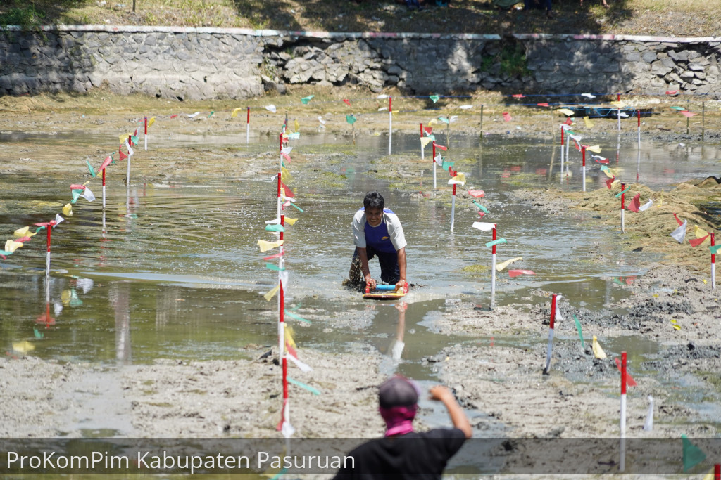 Serunya Berlebaran Ketupat di Kecamatan Lekok Sambil Bermain Tradisi Ski Lot
